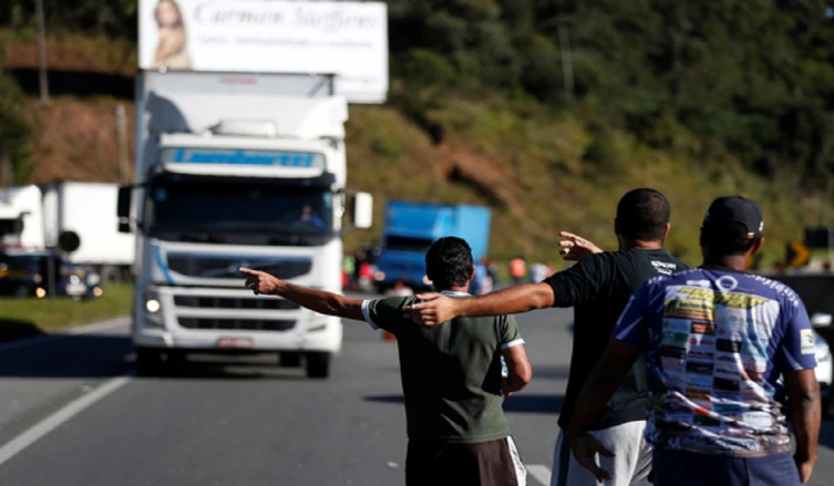 El gobierno de Brasil y los camioneros acordaron una 
