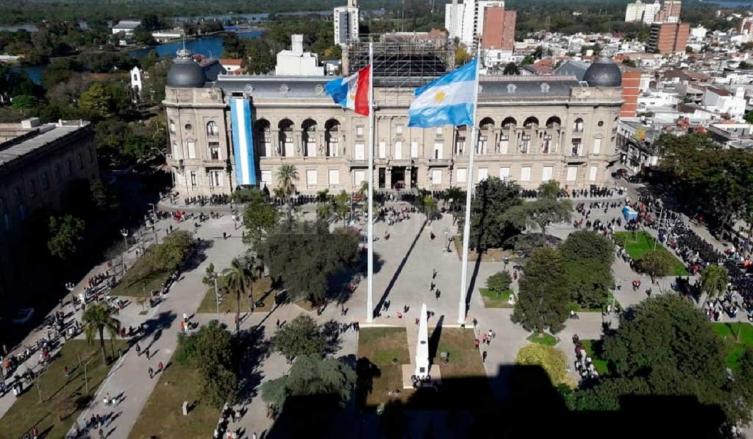 Plaza 25 de Mayo: mirá el primer izamiento de banderas