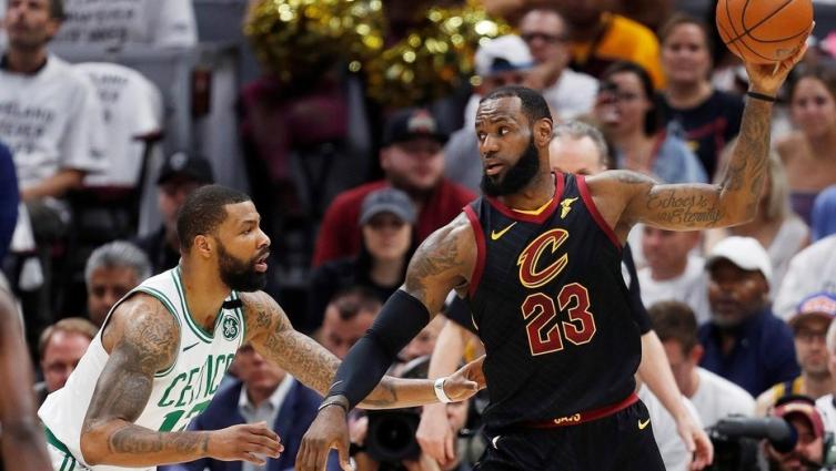 NBA: LeBron James allanó el camino y Cleveland mantiene vivo el sueño