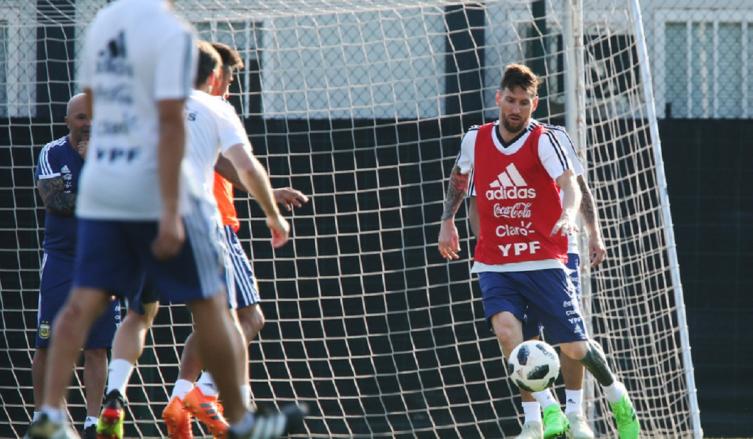 La Selección hizo fútbol en su único doble turno en Barcelona