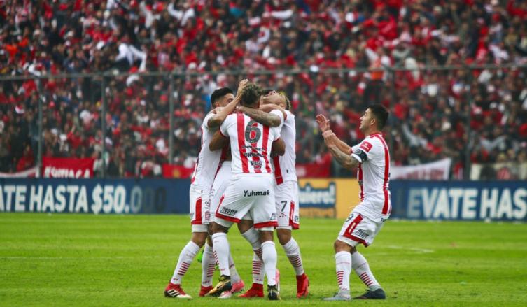 San Martín de Tucumán vapuleó a Sarmiento y jugará en la Superliga