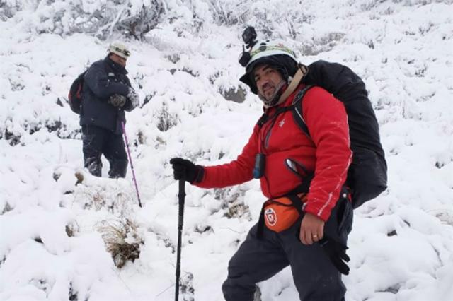 El helicóptero que rescató a funcionarios dejó a los bomberos