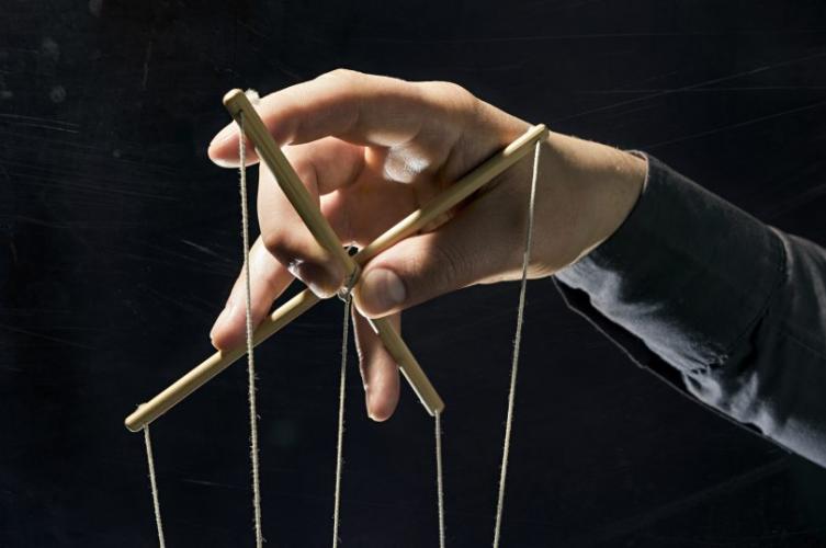 Cuatro signos que indican que te están manipulando