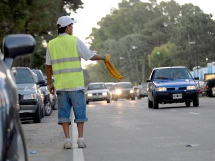 Mendoza prohibió la presencia de cuidacoches 