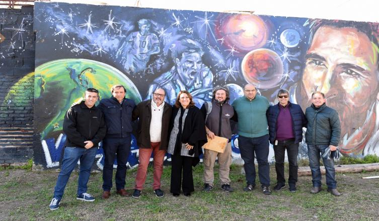 Artistas pintan murales en el barrio de Messi