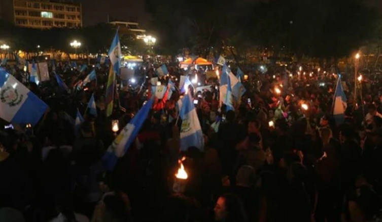 Guatemaltecos pidieron la renuncia del presidente por su 
