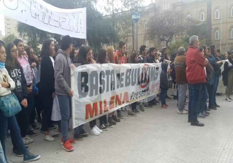 Jóvenes santafesinos marcharon contra el bullying