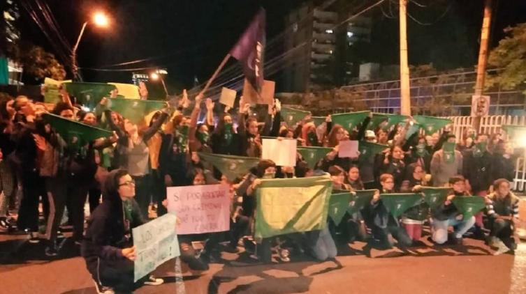 En Paraguay, una camioneta atropelló a manifestantes a favor del aborto