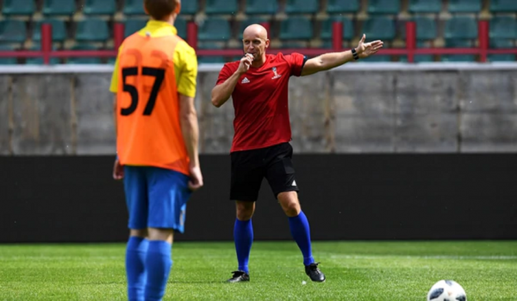 Dialoguista y dubitativo en el juego brusco: la radiografía del árbitro del debut de Argentina
