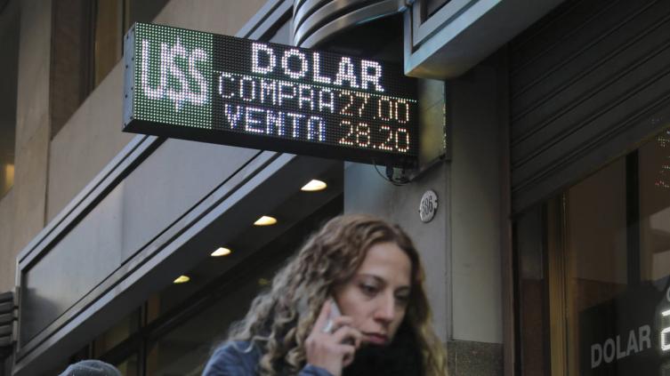El dólar marcó un nuevo récord y cerró a $ 28,42