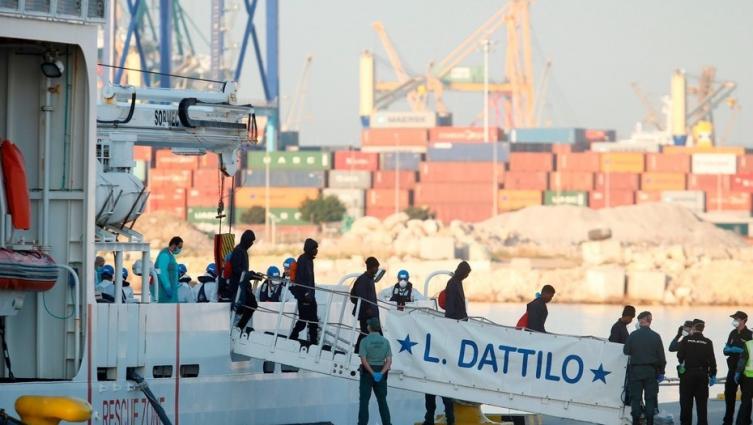 El primer contingente de migrantes del Aquarius llega a España