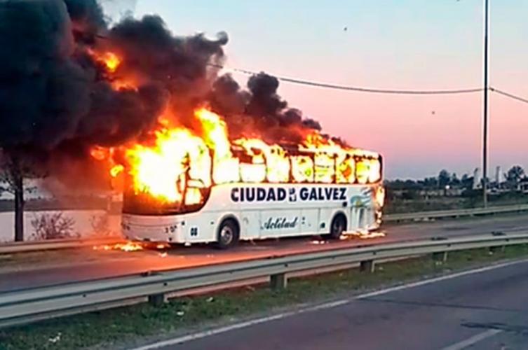Se incendió un colectivo de media distancia