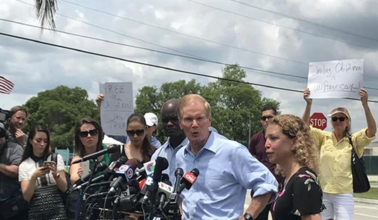 Impiden el ingreso de congresistas de Florida a albergue de niños inmigrantes
