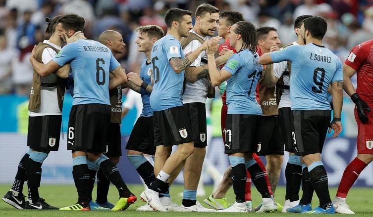 Uruguay le ganó con sufrimiento a Arabia y festeja la clasificación a octavos
