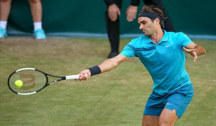 Federer levantó dos match points y avanzó en Halle