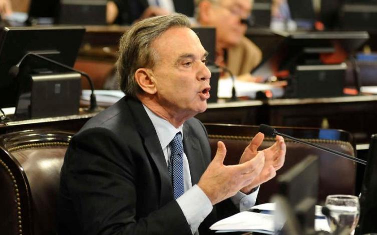Pichetto acusó a Michetti de obstaculizar el tratamiento del aborto