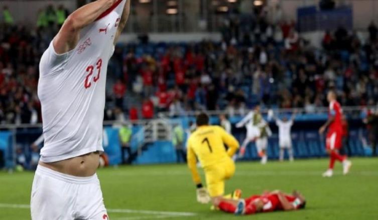 Suiza derrotó a Serbia en el final y puso un pie en octavos