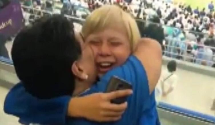 El emotivo gesto de Maradona con un niño ruso en la previa de Argentina-Croacia