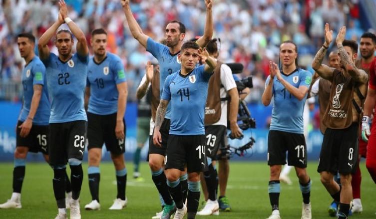 Uruguay goleó al local y llega a octavos con mucha solidez
