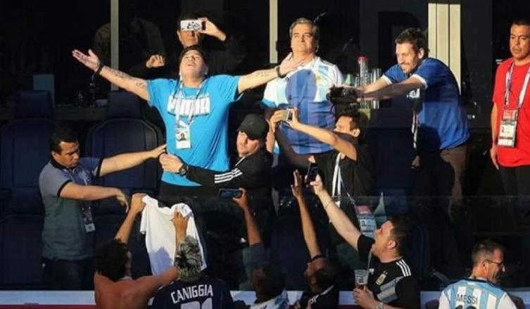 Video: descompensado, así sacaron a Maradona de la tribuna