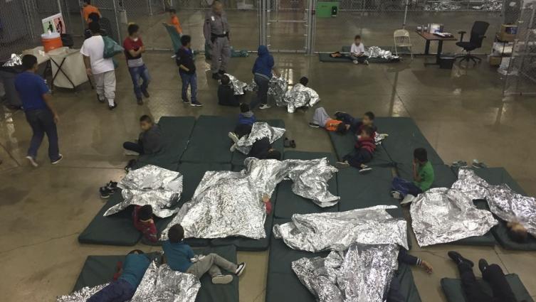 EE.UU.: La Justicia ordenó detener la separación de familias de inmigrantes