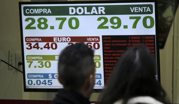 El dólar amagó con alcanzar los $ 30 y el BCRA tuvo que vender u$s 300 millones para frenar la disparada