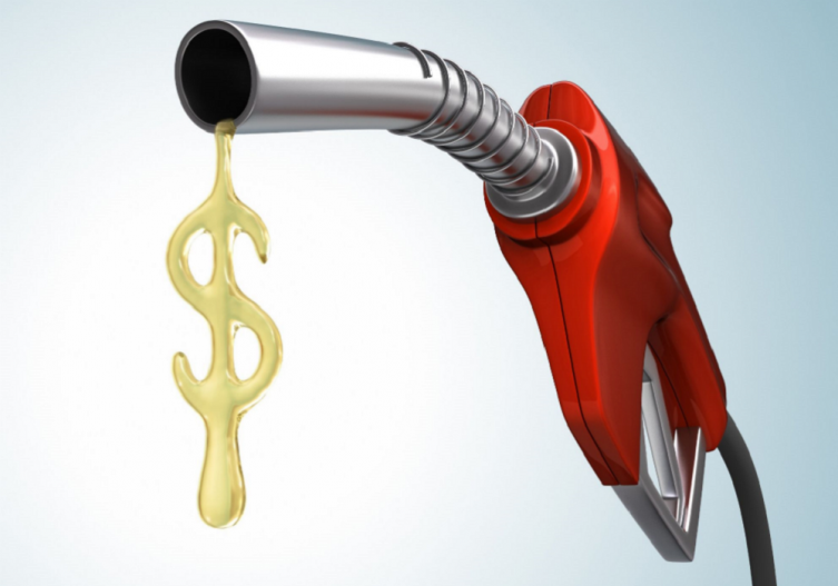 El combustible sube al ritmo del dólar