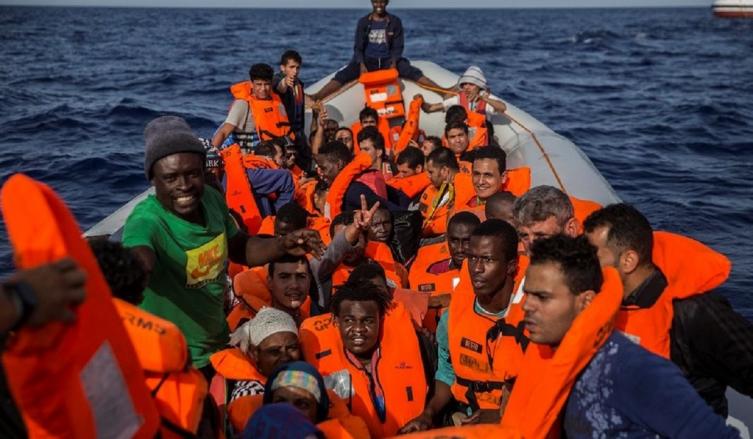 Buque español rescata a 60 inmigrantes pero ni Italia ni Malta quieren recibirlos