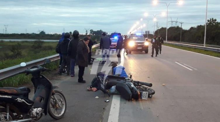 Embistió con su auto a dos personas y se fugó 