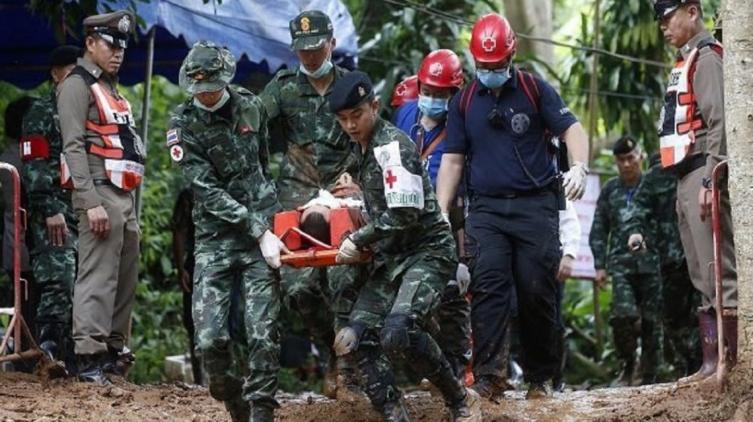 Se reanudó el rescate en la cueva de Tailandia: sacaron a un quinto chico
