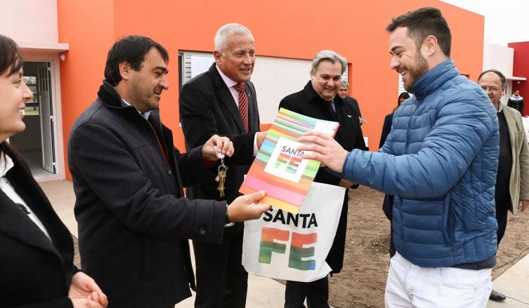 La provincia entregó 16 viviendas