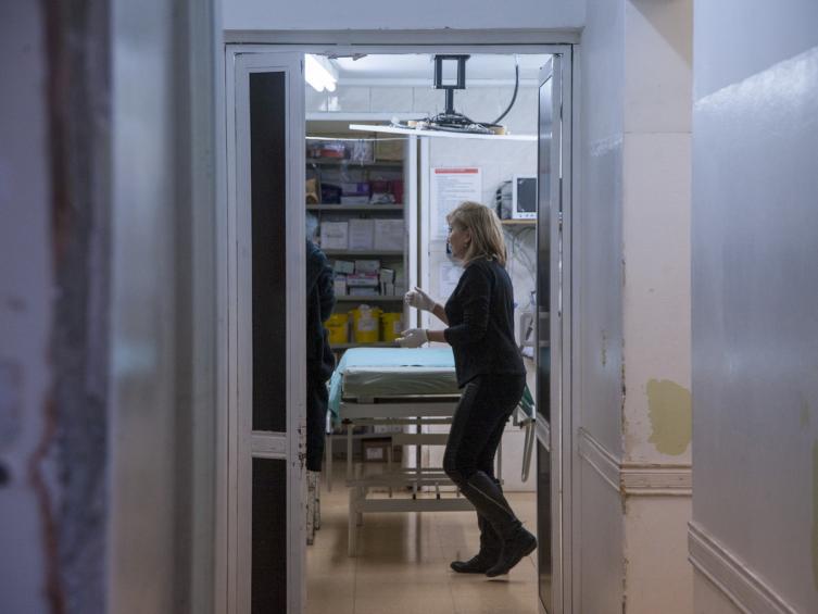 Buscan médicos por $80 mil al mes y como no consiguen convocan a venezolanos