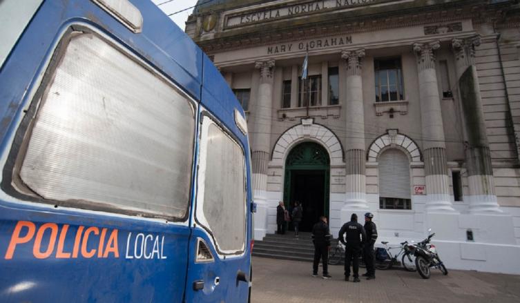 Un colegio dejó libres a tres alumnos por hacer amenazas de bomba