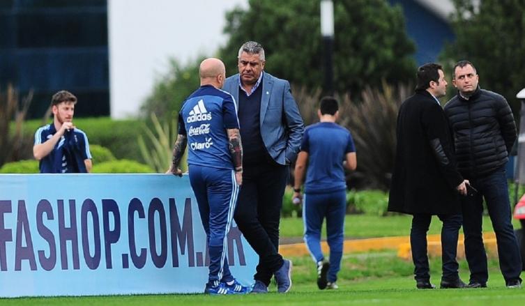 Claudio Chiqui Tapia le marcó fuerte la cancha a Jorge Sampaoli