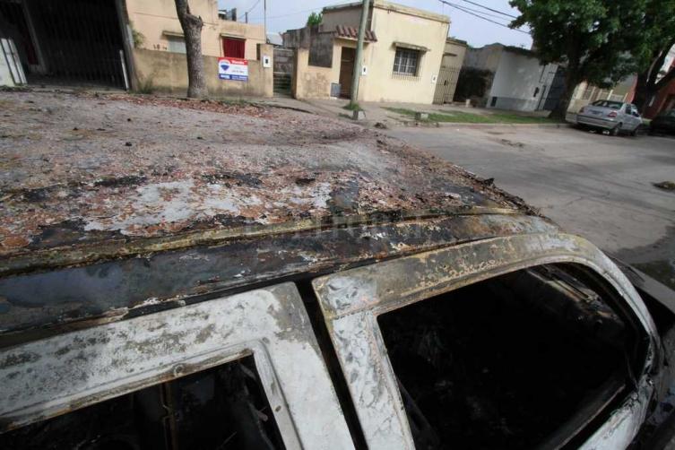 Incendiaron otro vehículo, esta vez en Bº Transporte