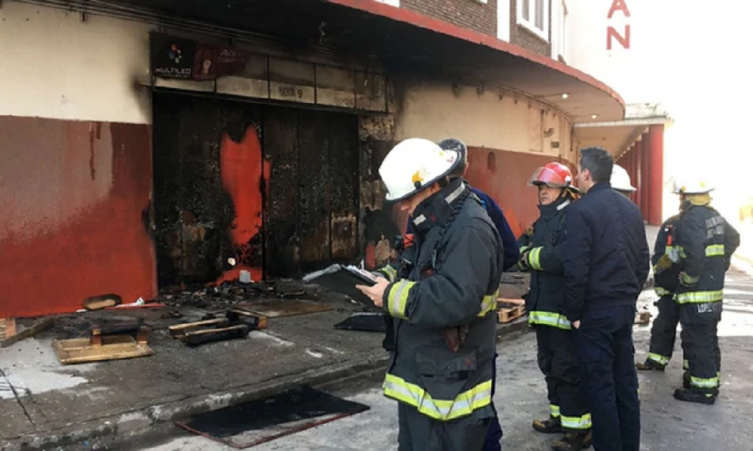 Las imágenes del incendio en las puertas y boleterías del estadio de Huracán