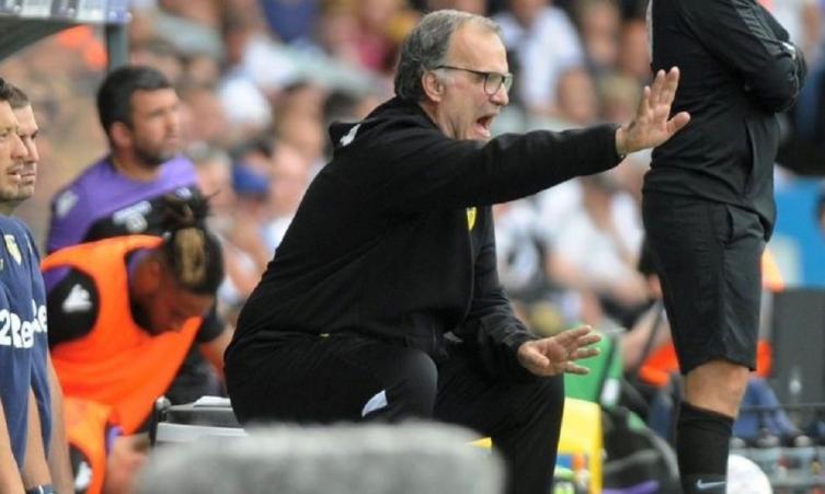 Bielsa debutó con triunfo pero debe mejorar su inglés