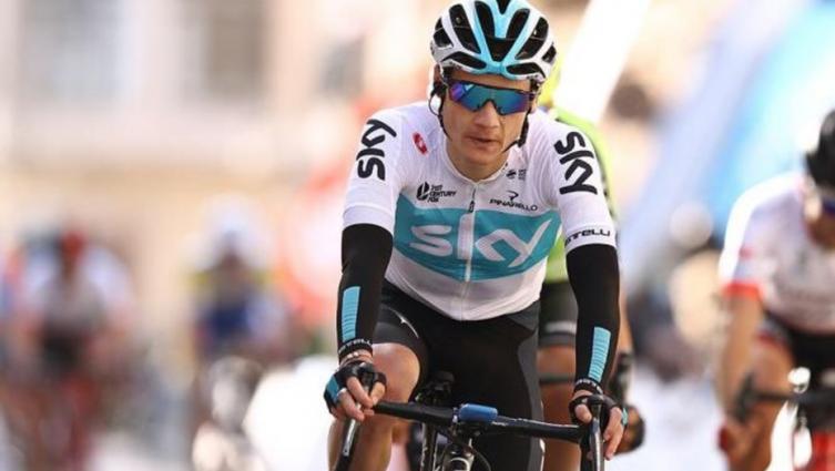 Un ciclista le tiró una trompada a otro en el Tour de France y lo sancionaron