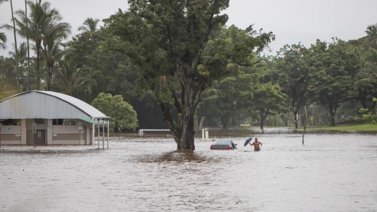 El huracán Lane se convirtió en tormenta tropical pero golpea con fuerza a Hawaii