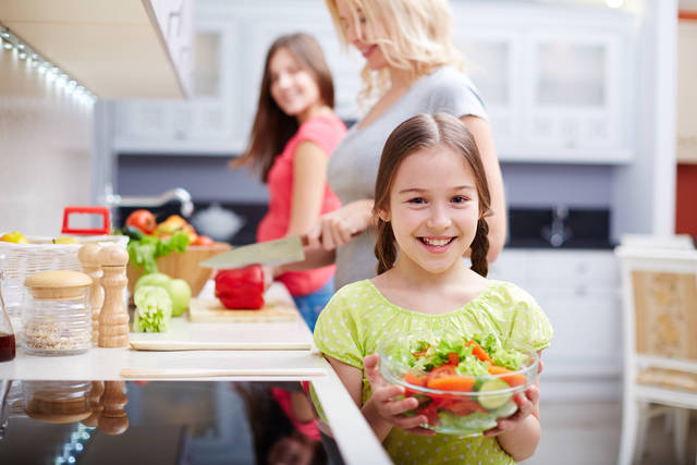 Las seis etapas de la vida que marcan cómo nos relacionamos con la comida