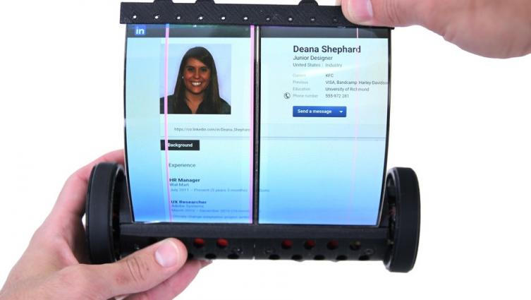 Presentan una tablet con pantalla flexible que se enrolla