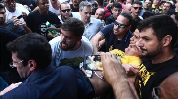 Brasil: el candidato presidencial Jair Bolsonaro fue apuñalado durante un acto de campaña