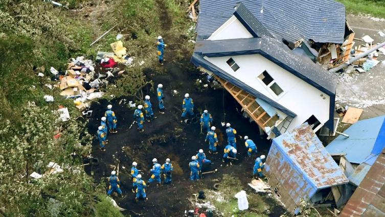 Aumenta a 16 la cifra de muertos por el terremoto en Japón y buscan sobrevivientes