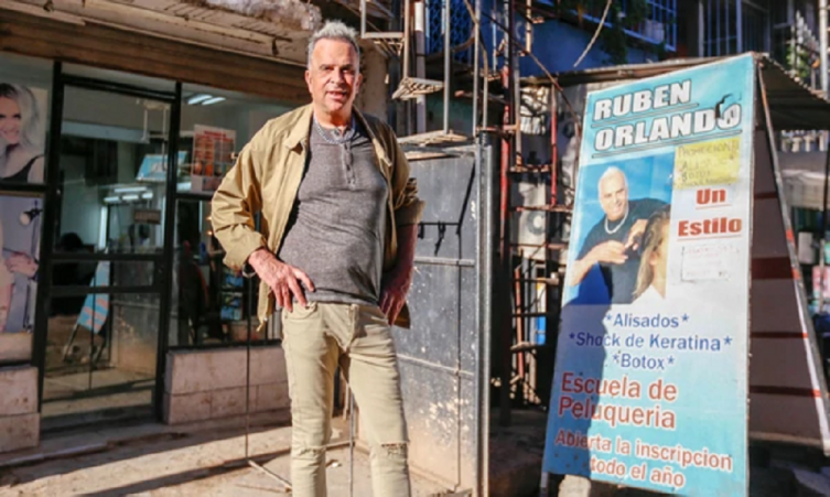 Rubén Orlando, el peluquero de los famosos que hoy es vendedor ambulante en una favela