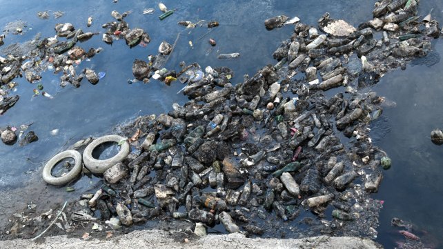 Alarma por la contaminación con plásticos en el río Paraná