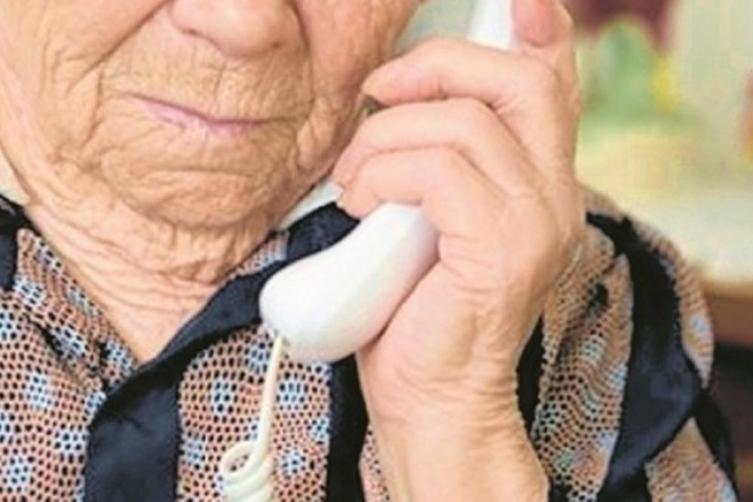 Una mujer víctima de un engaño telefónico