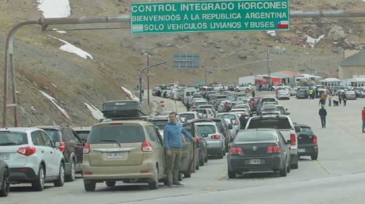 Los chilenos hacen hasta 3 horas de cola para comprar en Mendoza