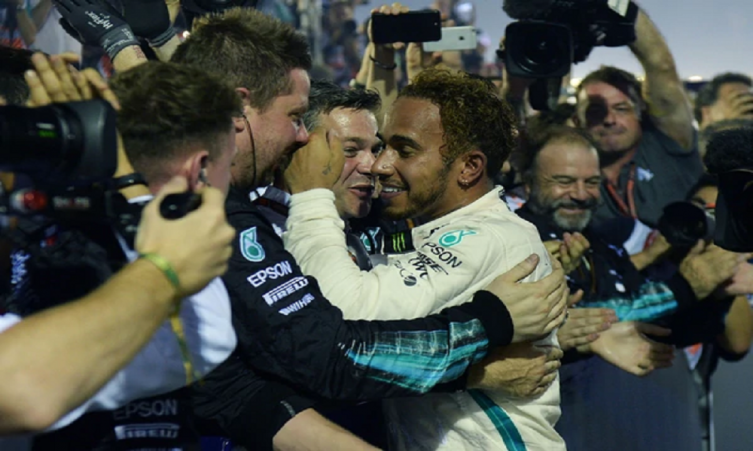 Hamilton conquistó el GP de Singapur y se aleja en lo más alto de la tabla