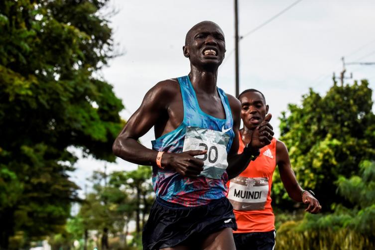 Locura en el maratón de Medellín: un auto atropelló al líder y murió un atleta aficionado