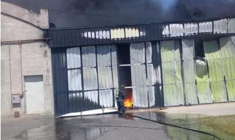 Se incendió una fábrica de colchones 